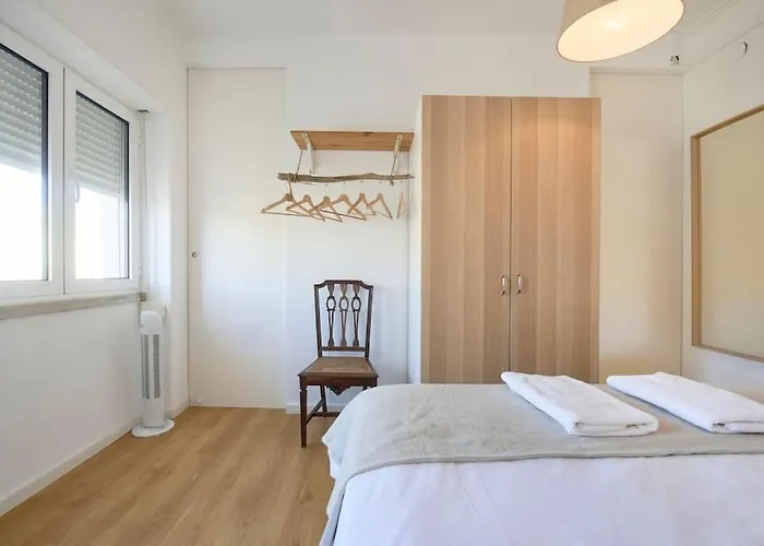 Maria Do Bairro With Balcony And Elevator Appartement