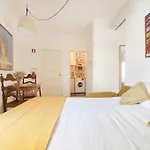 Maria Do Bairro With Balcony And Elevator Daire *