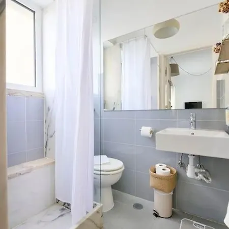 Maria Do Bairro With Balcony And Elevator Apartament