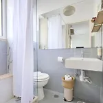 דירה Maria Do Bairro With Balcony And Elevator ליסבון