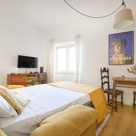 Maria Do Bairro With Balcony And Elevator Лиссабон