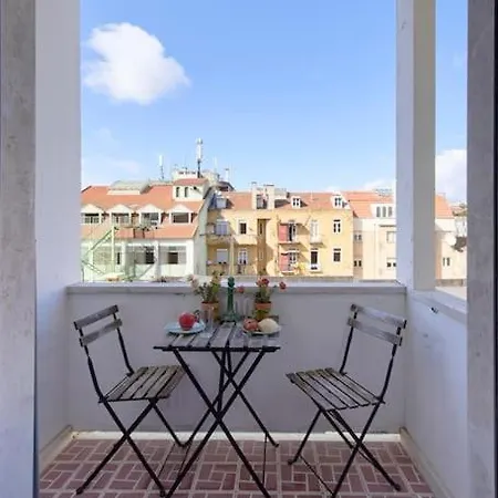 Maria Do Bairro With Balcony And Elevator * ליסבון