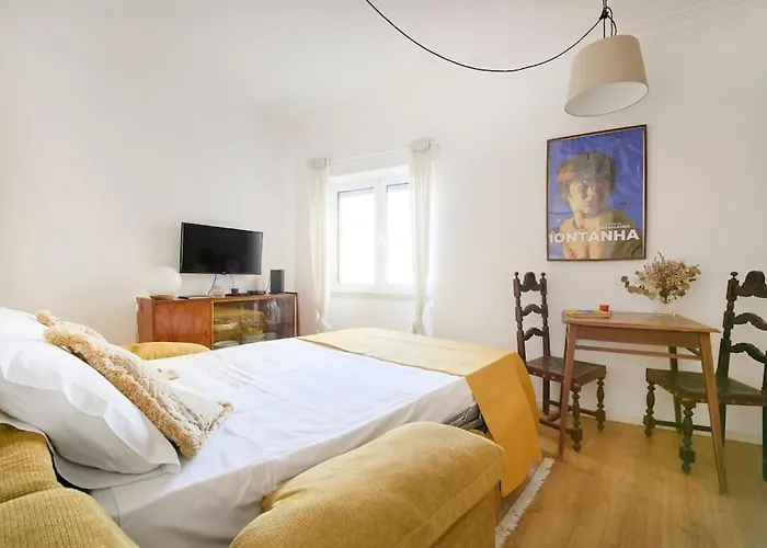 Maria Do Bairro With Balcony And Elevator Лиссабон