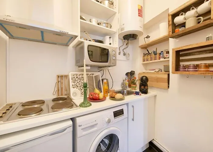 Maria Do Bairro With Balcony And Elevator Лиссабон