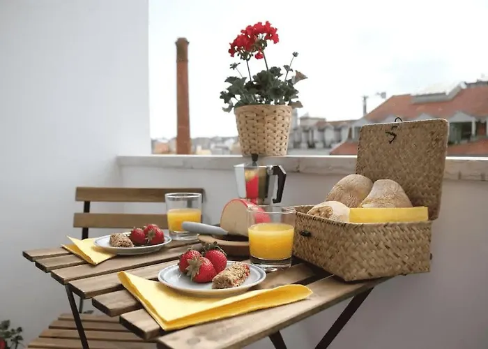 Maria Do Bairro With Balcony And Elevator Лиссабон