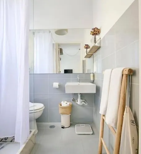 Maria Do Bairro With Balcony And Elevator Апартаменты