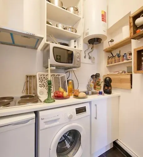 Maria Do Bairro With Balcony And Elevator Лиссабон