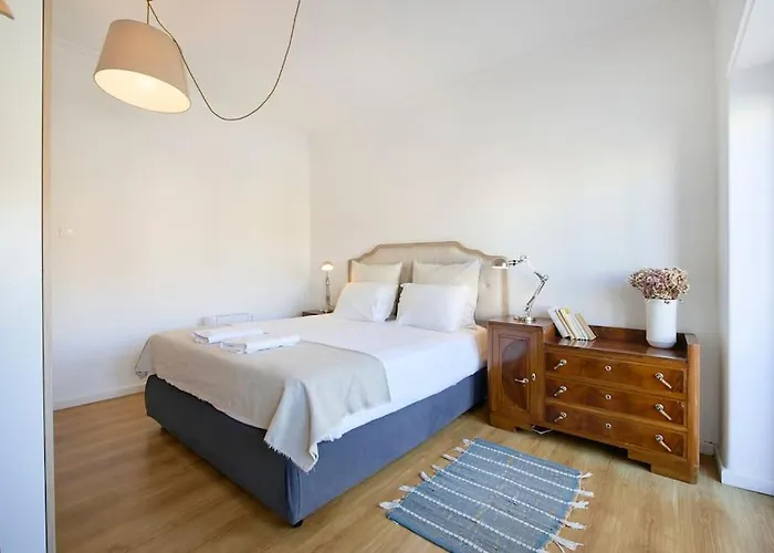 Maria Do Bairro With Balcony And Elevator * Лиссабон