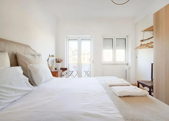 아파트 Maria Do Bairro With Balcony And Elevator 리스본