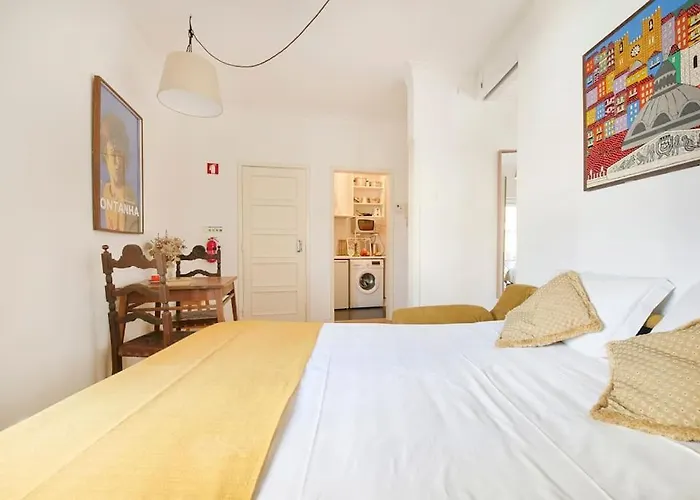 Maria Do Bairro With Balcony And Elevator 아파트 *