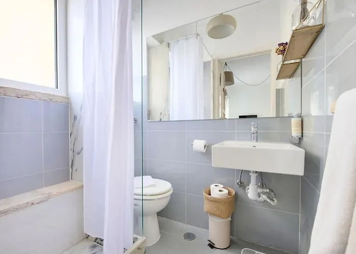 아파트 Maria Do Bairro With Balcony And Elevator 리스본