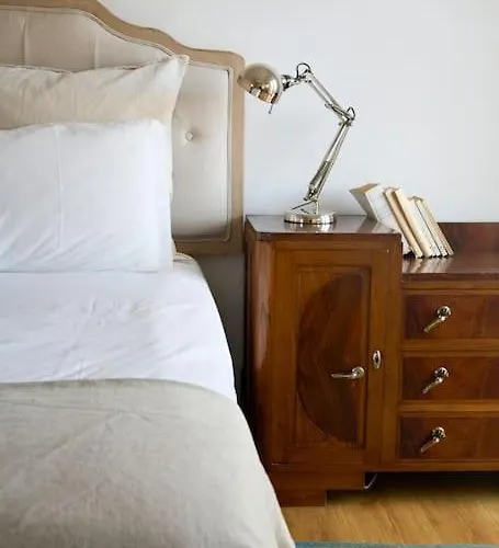 Maria Do Bairro With Balcony And Elevator 아파트 *