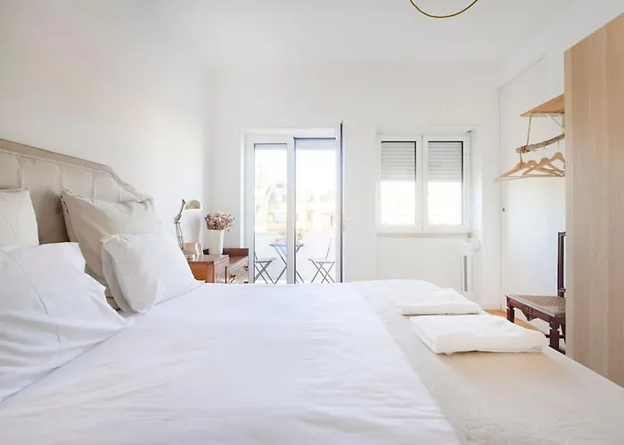 아파트 Maria Do Bairro With Balcony And Elevator 리스본