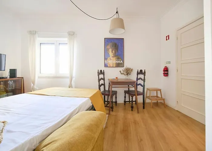 아파트 Maria Do Bairro With Balcony And Elevator 리스본