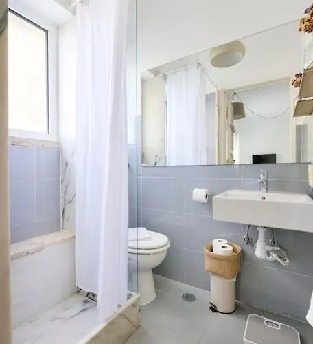 Maria Do Bairro With Balcony And Elevator 아파트